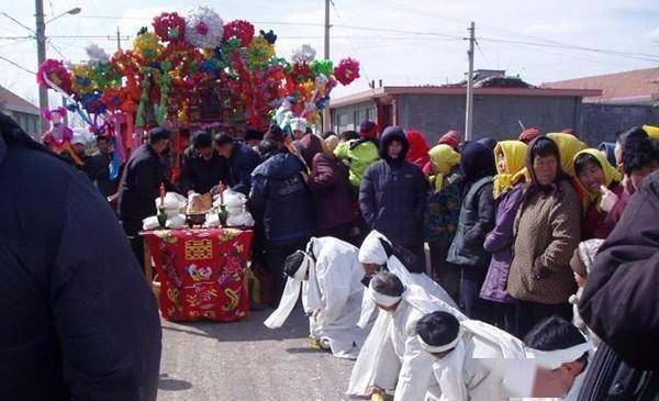 梦见死人出殡的场面_梦见出殡的场面和棺材_梦见别人出殡的场面和棺材