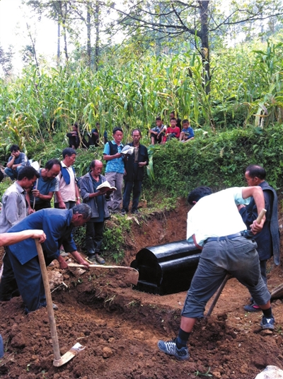 梦见一个棺材躺两个人_梦见死人躺在棺材里_梦见死人躺在冰棺里