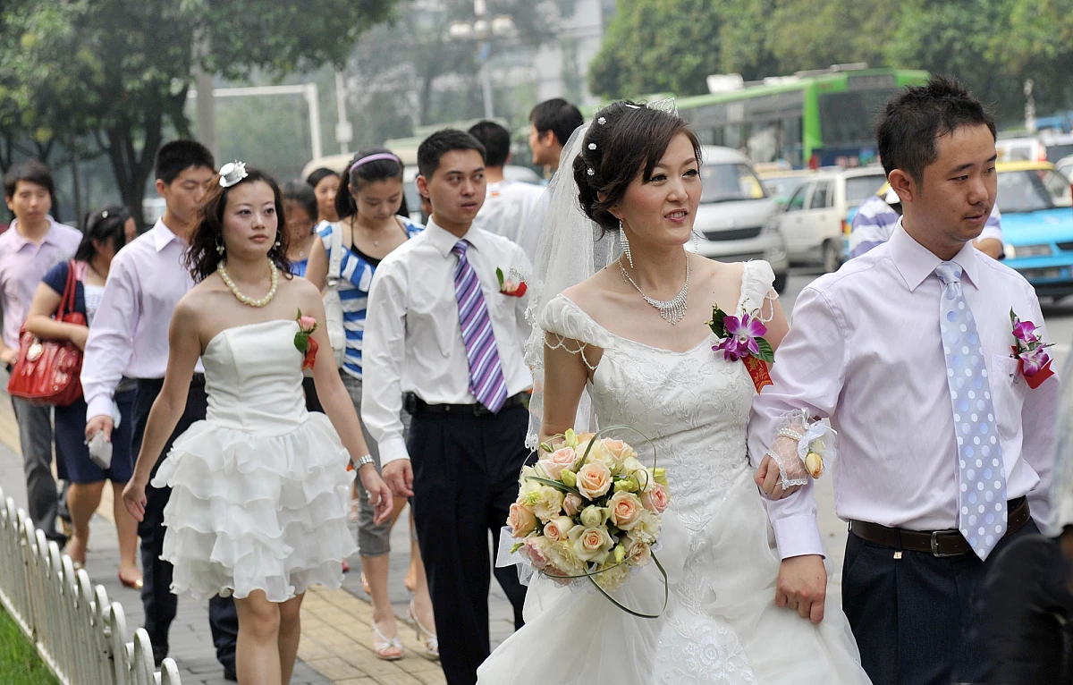 梦见自己结婚办酒席是什么意思 梦见自己在别人家结婚