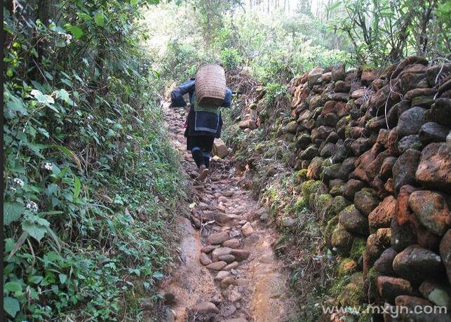 梦见走路路不通又找路_女人梦见光脚走路找鞋_梦见光脚走路找鞋子