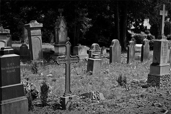 梦见很多坟墓会倒霉运，最近可能会生病
