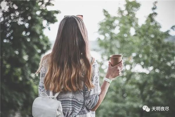 女人梦见掉大把的头发_梦见洗头掉一大团头发_女人梦见自己掉头发