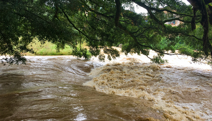 梦见下大雨涨洪水是什么征兆_梦见下雨涨洪水越来越大_梦见涨洪水是什么兆头