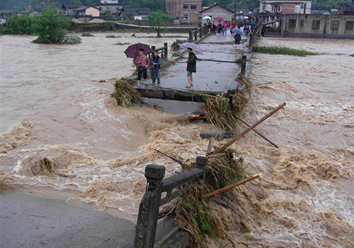 梦见下雨涨洪水是什么意思_梦见房子周围涨洪水好不好_梦见涨洪水