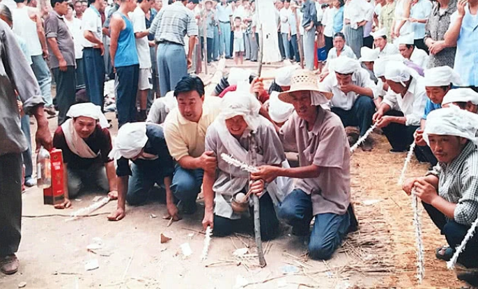 梦见和死去的亲人说话_梦见和死去亲人睡在一起说话_梦见死去亲人忘着我笑