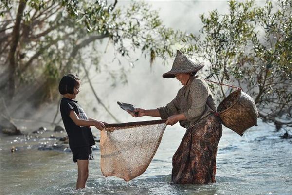 梦见在水里抓鱼