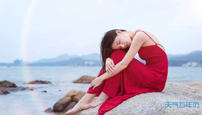 梦见女人穿衣服图片