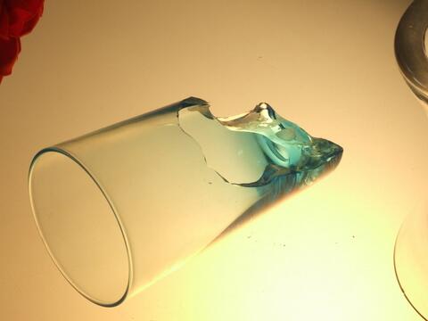 魔术意念碎杯原理_梦见玻璃杯碎了_玻璃相框挂在床头能不能碎呀！