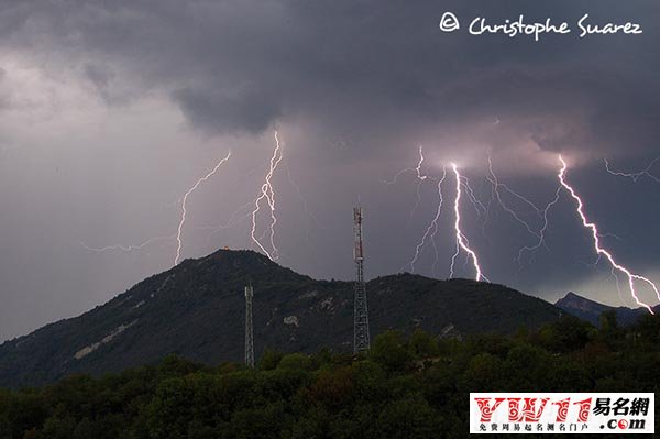 梦到雷把别人劈了_梦见雷劈到地上见火光_梦见被雷追着劈,躲开了