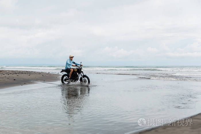 摩托骑车梦见掉下悬崖_梦见骑摩托车_在梦里骑摩托车