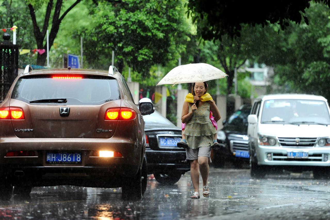 梦见结婚那天下雨，没结成_梦见下雨屋顶漏水_梦见下雨