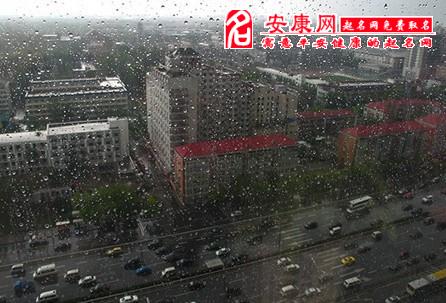 梦见下雨打伞_梦见下雨_梦见下雨