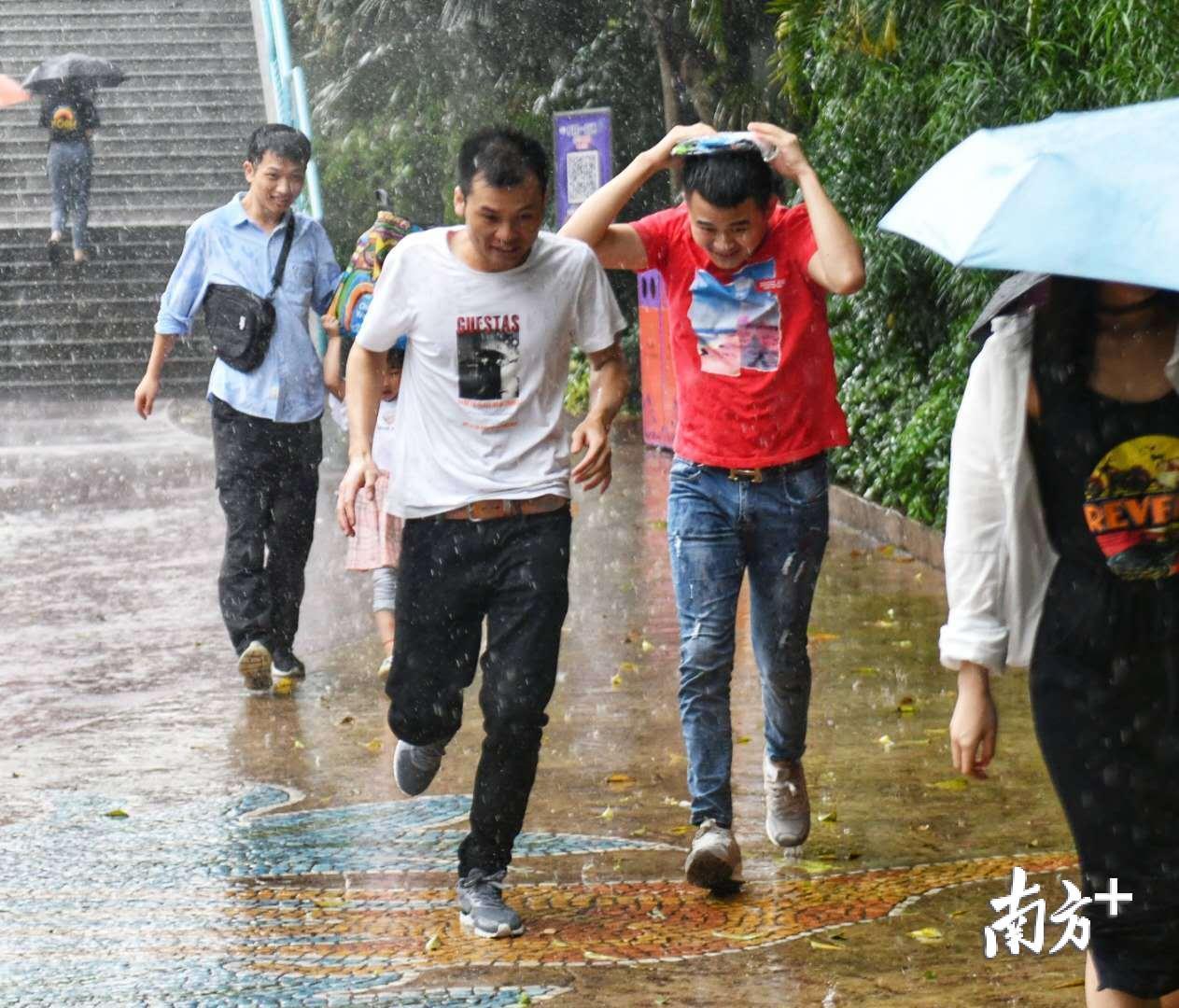 梦见下大雨发大水_梦见发洪水我在水里走_梦见发下大雨发洪水