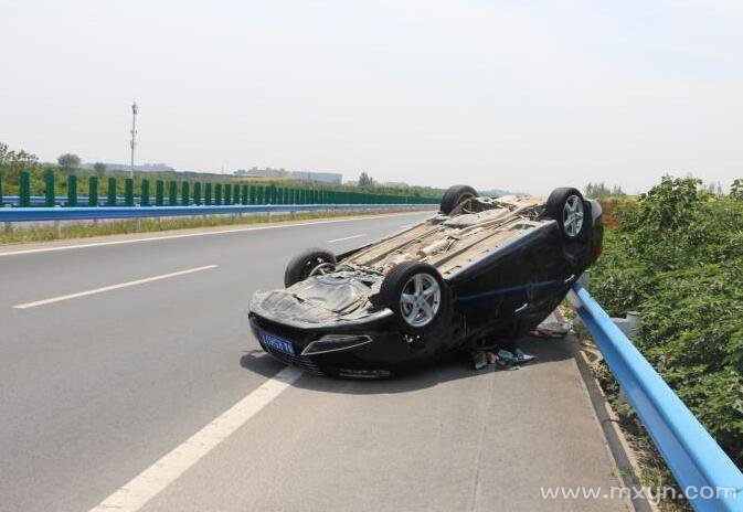 做梦梦见开车撞车追尾_梦见撞车_周公解梦梦见撞车