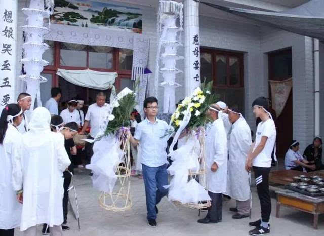 梦见灵堂祭拜_祭拜灵堂梦见蛇_祭拜灵堂梦见死人