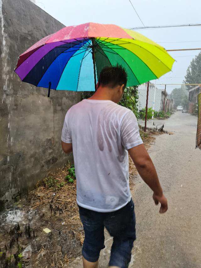 梦见下雨被淋湿_梦见下雨天淋湿_下雨淋湿梦见好多蛇