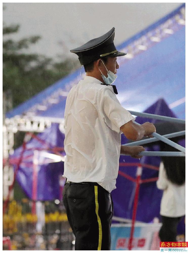 梦见下雨被淋湿_梦见下雨天淋湿_下雨淋湿梦见好多蛇