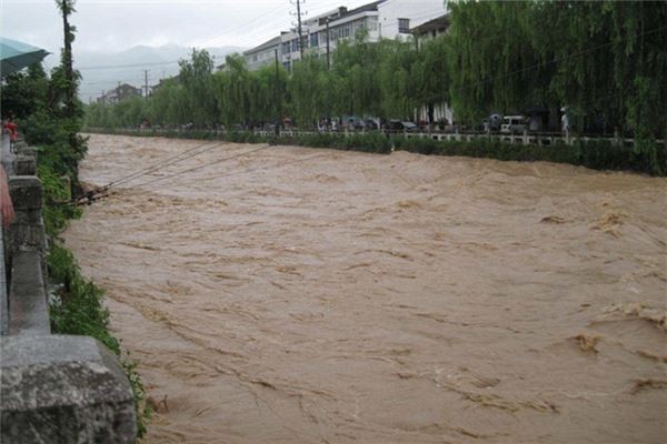 女人梦见下雨发洪水_梦见发洪水房屋倒塌_已婚女人梦见发大洪水