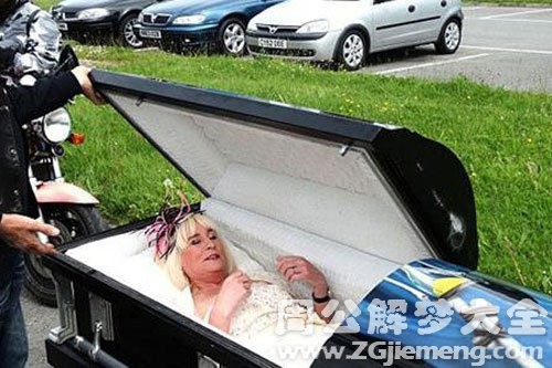 梦见母亲躺在棺材里