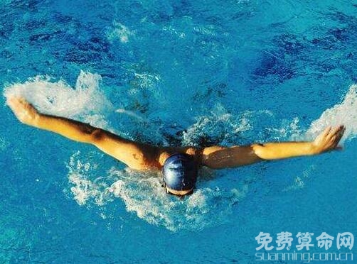 梦见自己游泳意味身体强壮，游泳象征着感情的起伏