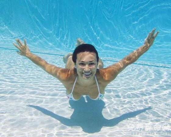 梦见自己游泳意味身体强壮，游泳象征着感情的起伏