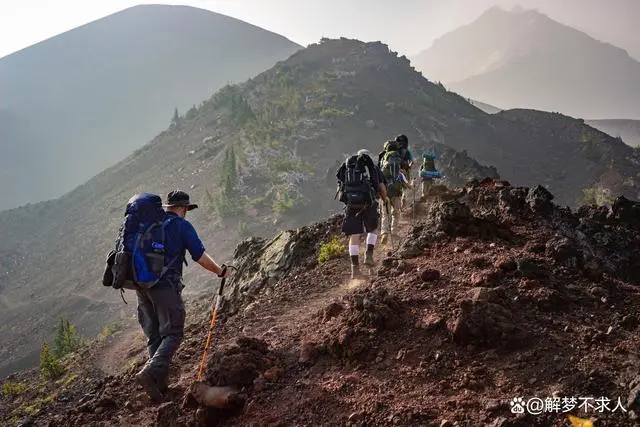 梦见自己爬山_爬山梦见山塌了_爬山梦见蛇是什么预兆