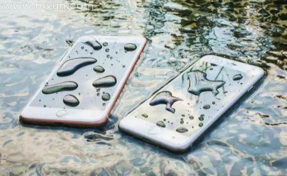 梦见手机掉水里了