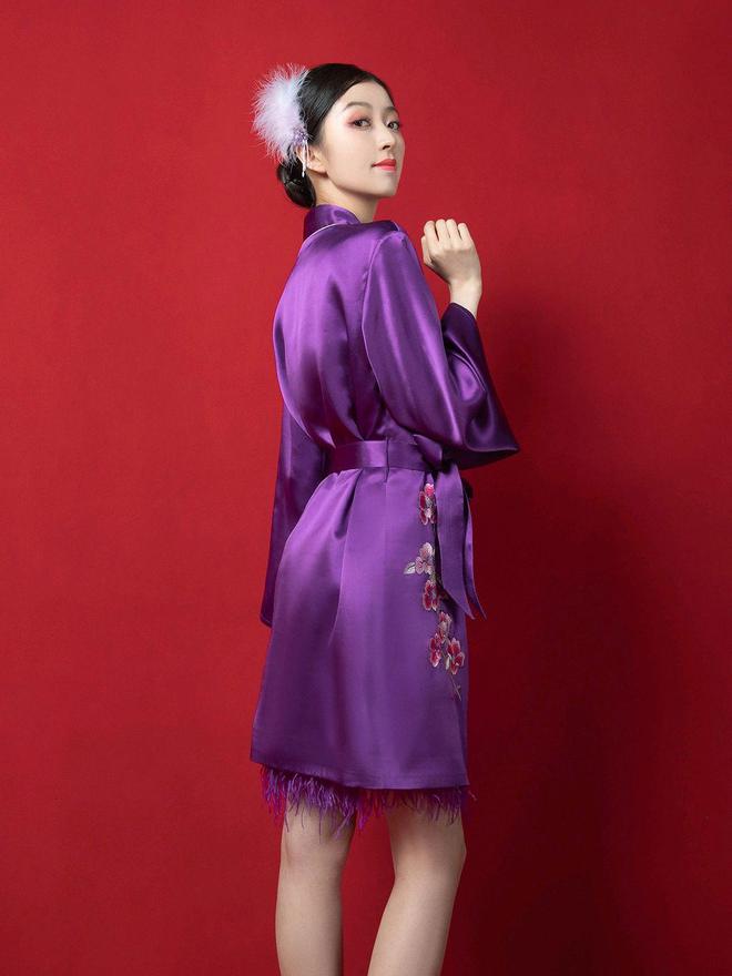 神秘的紫色魅力：真丝睡衣，女性的性感与优雅并存