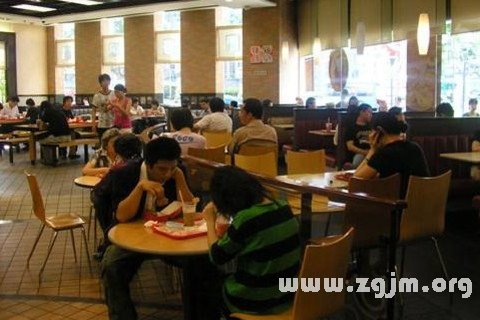 周公解梦梦到独自用餐是什么意思 许晋亨陪父母吃饭不见李嘉欣_陪吃饭陪喝酒的女人_梦见陪人吃饭