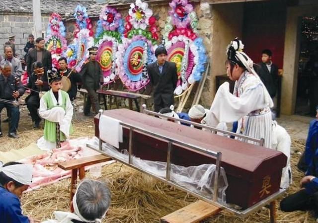 梦到去世的亲人又去世了办丧事 梦见亲人去世 棺材_梦见亲人去世_梦见去世的亲人又去世了