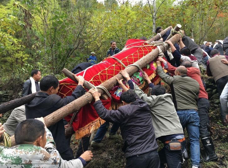 梦到去世的亲人又去世了办丧事 梦见亲人去世 棺材_梦见去世的亲人又去世了_梦见亲人去世
