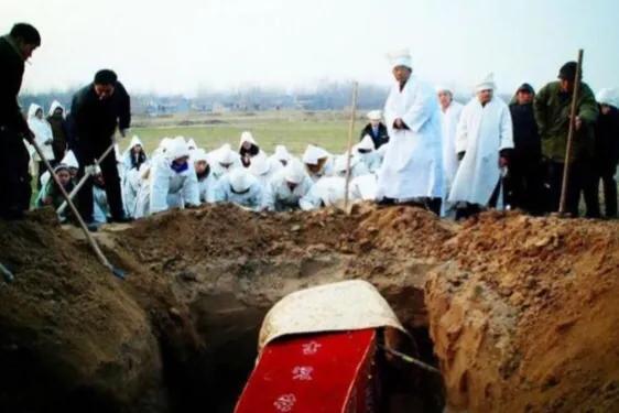 梦到棺材和死人是什么意思 梦见死人和棺材_梦见很多棺材和死人_怀孕了梦见埋死人棺材黑色的