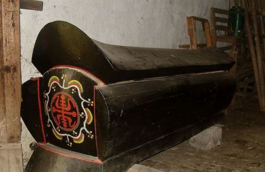梦到棺材和死人是什么意思 梦见死人和棺材_怀孕了梦见埋死人棺材黑色的_梦见很多棺材和死人