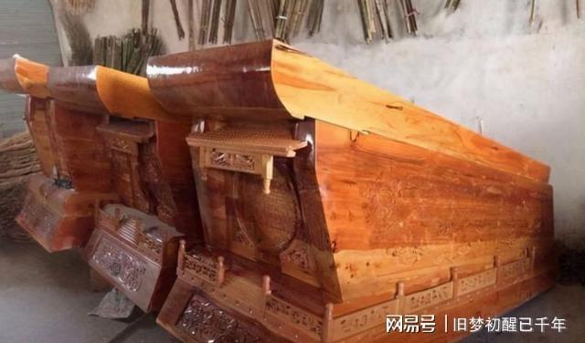 梦到棺材和死人是什么意思 梦见很多棺材和死人_梦见死人和棺材_怀孕了梦见埋死人棺材黑色的