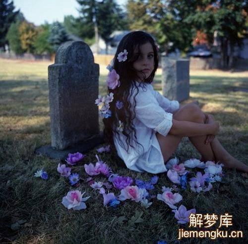 梦见死人复活从棺材里走出来的含义 梦见死人复活从棺材里走出来